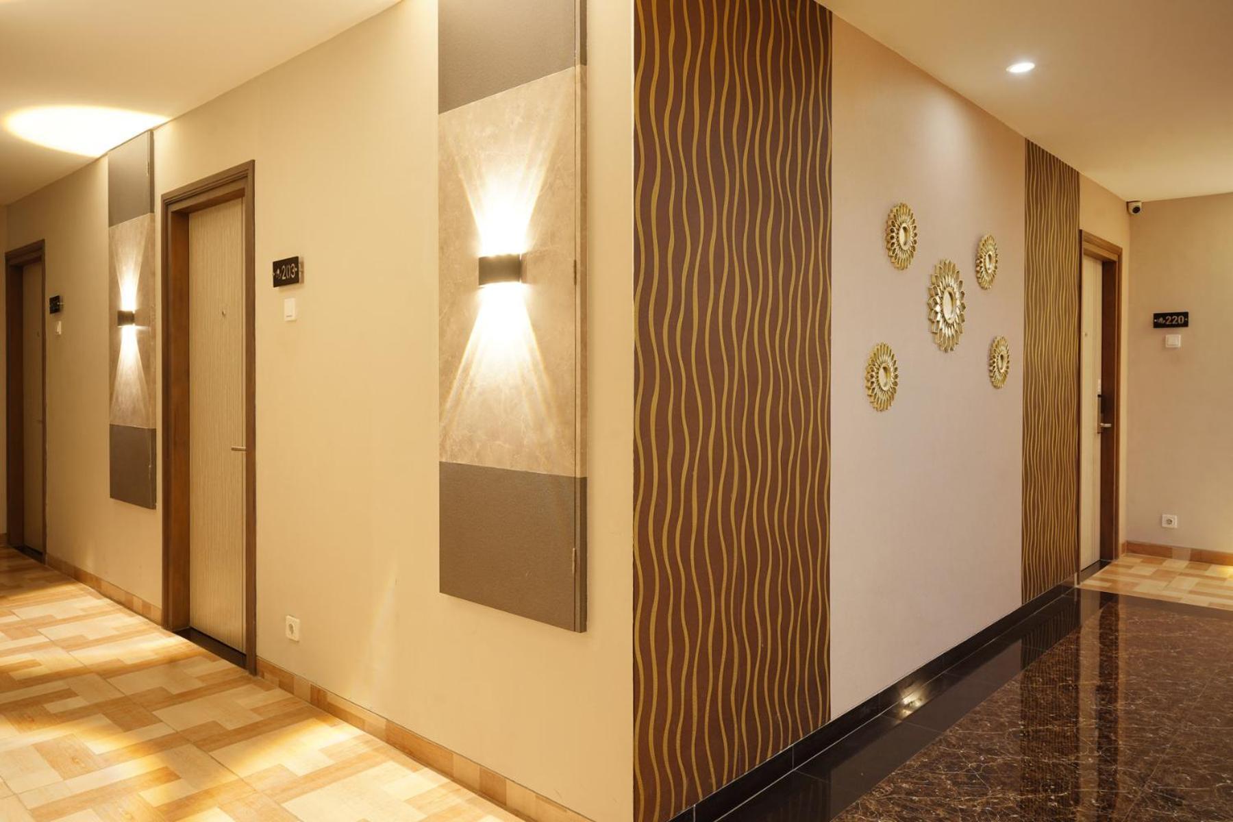 Front One Hotel Sragen ภายนอก รูปภาพ