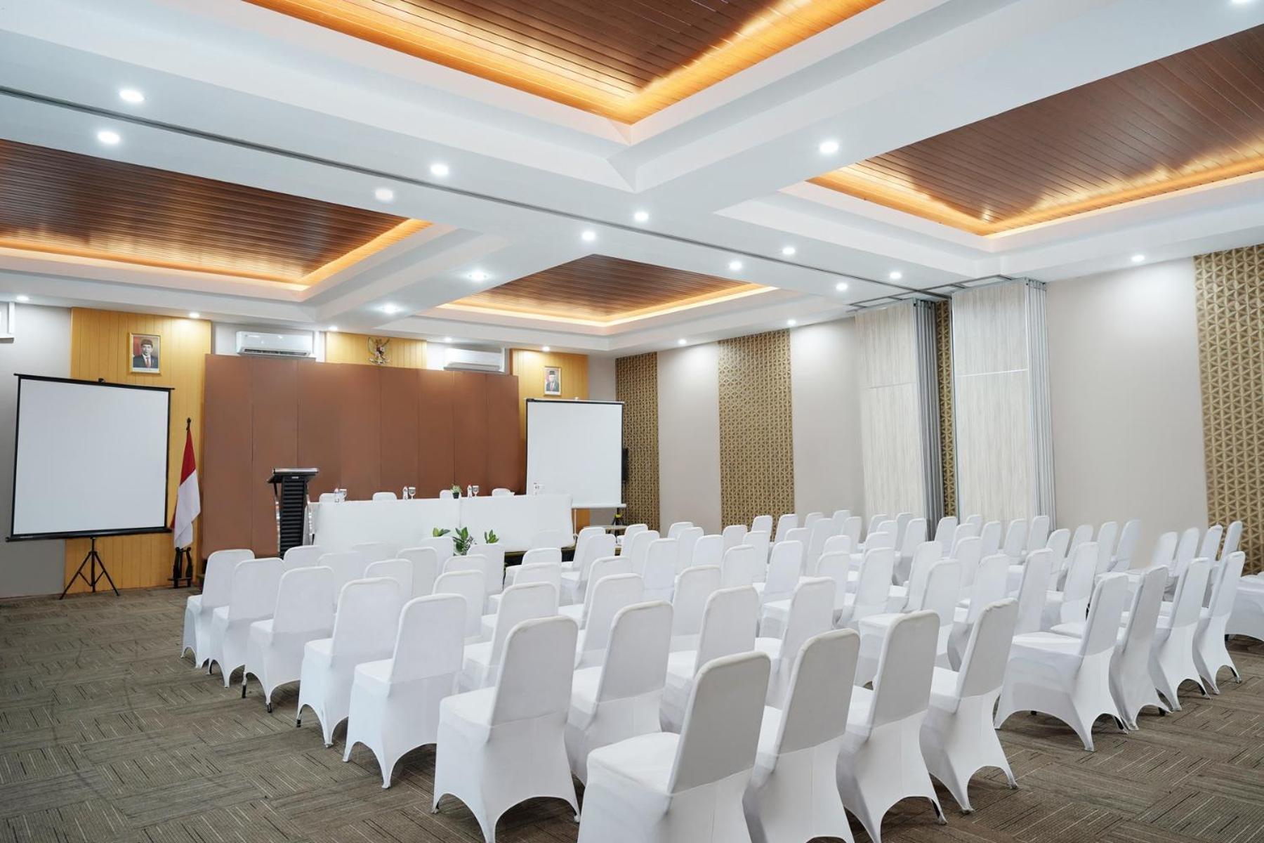 Front One Hotel Sragen ภายนอก รูปภาพ