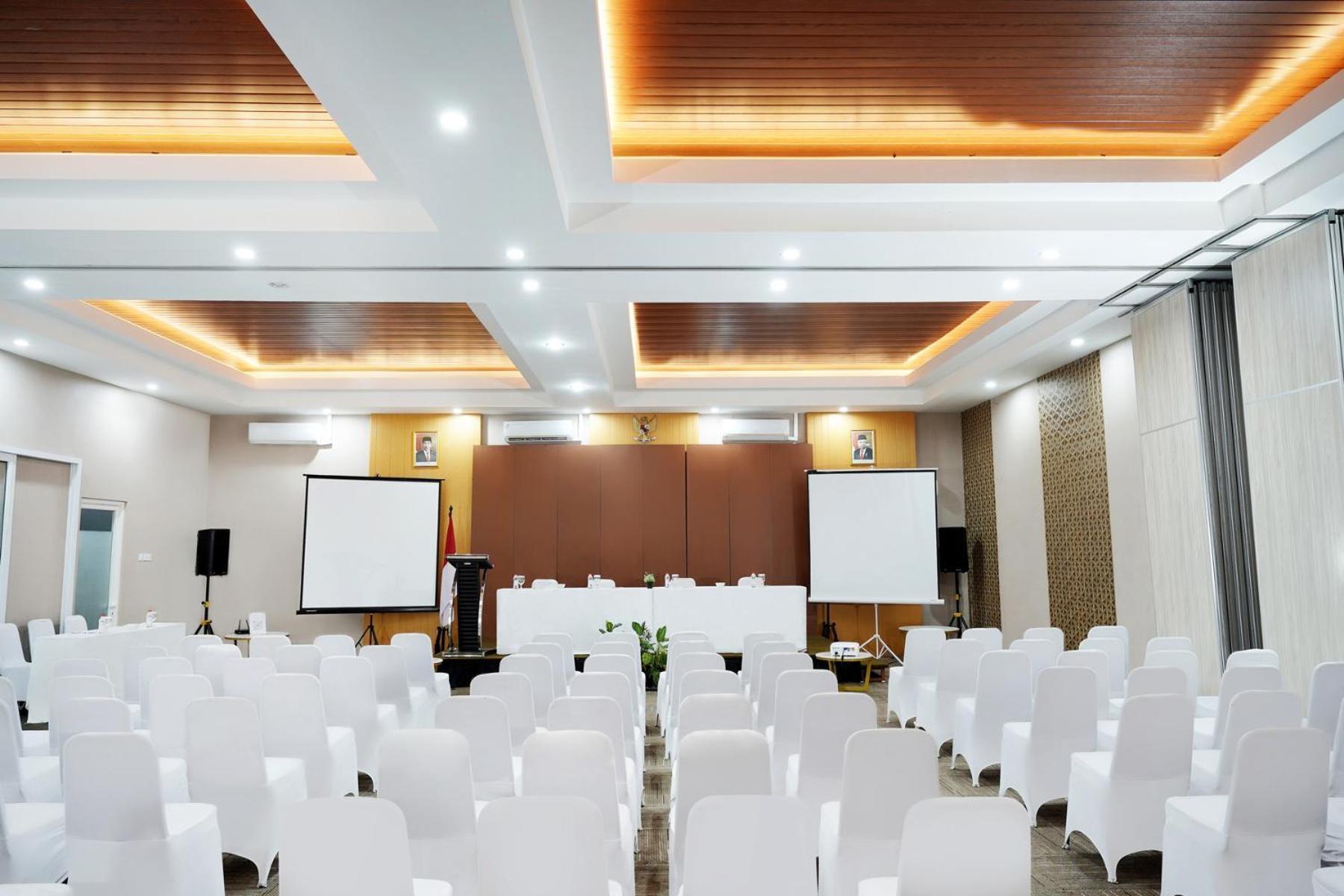 Front One Hotel Sragen ภายนอก รูปภาพ