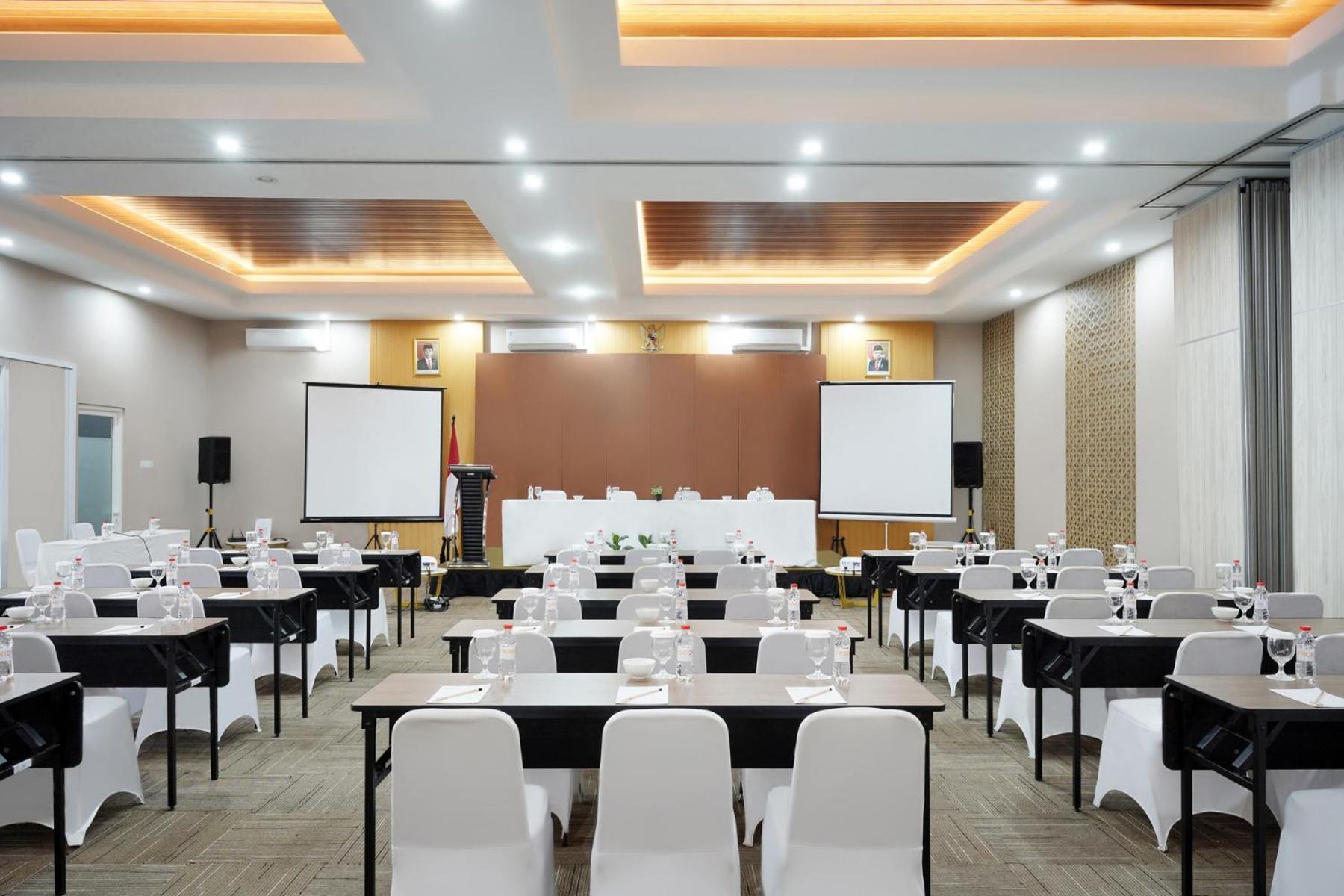Front One Hotel Sragen ภายนอก รูปภาพ