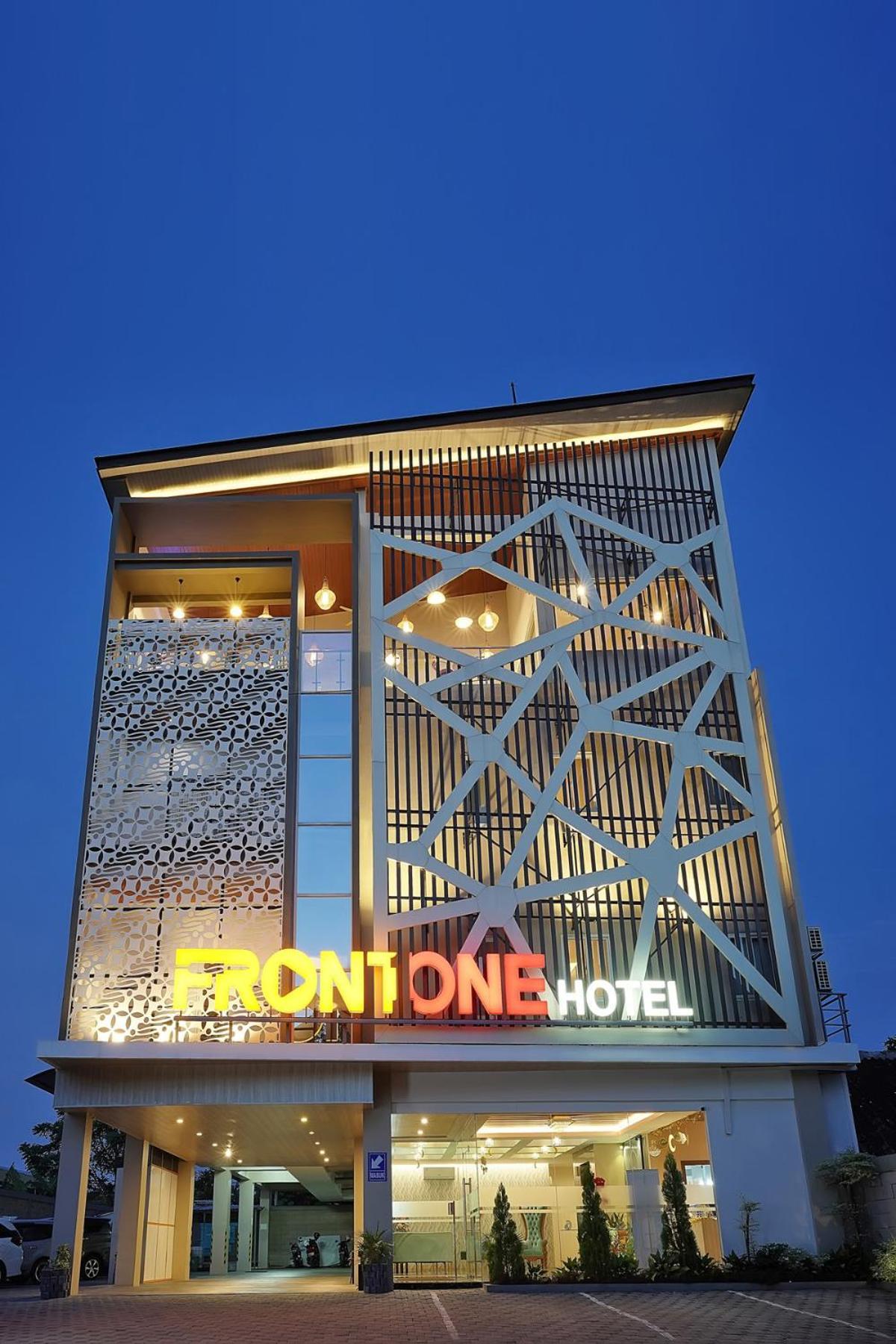 Front One Hotel Sragen ภายนอก รูปภาพ