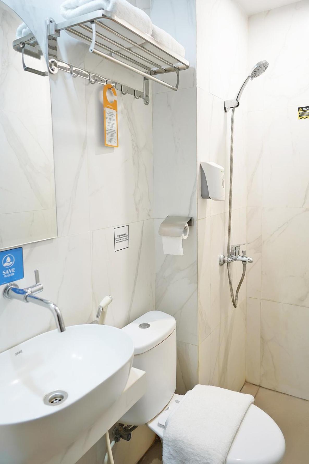 Front One Hotel Sragen ภายนอก รูปภาพ